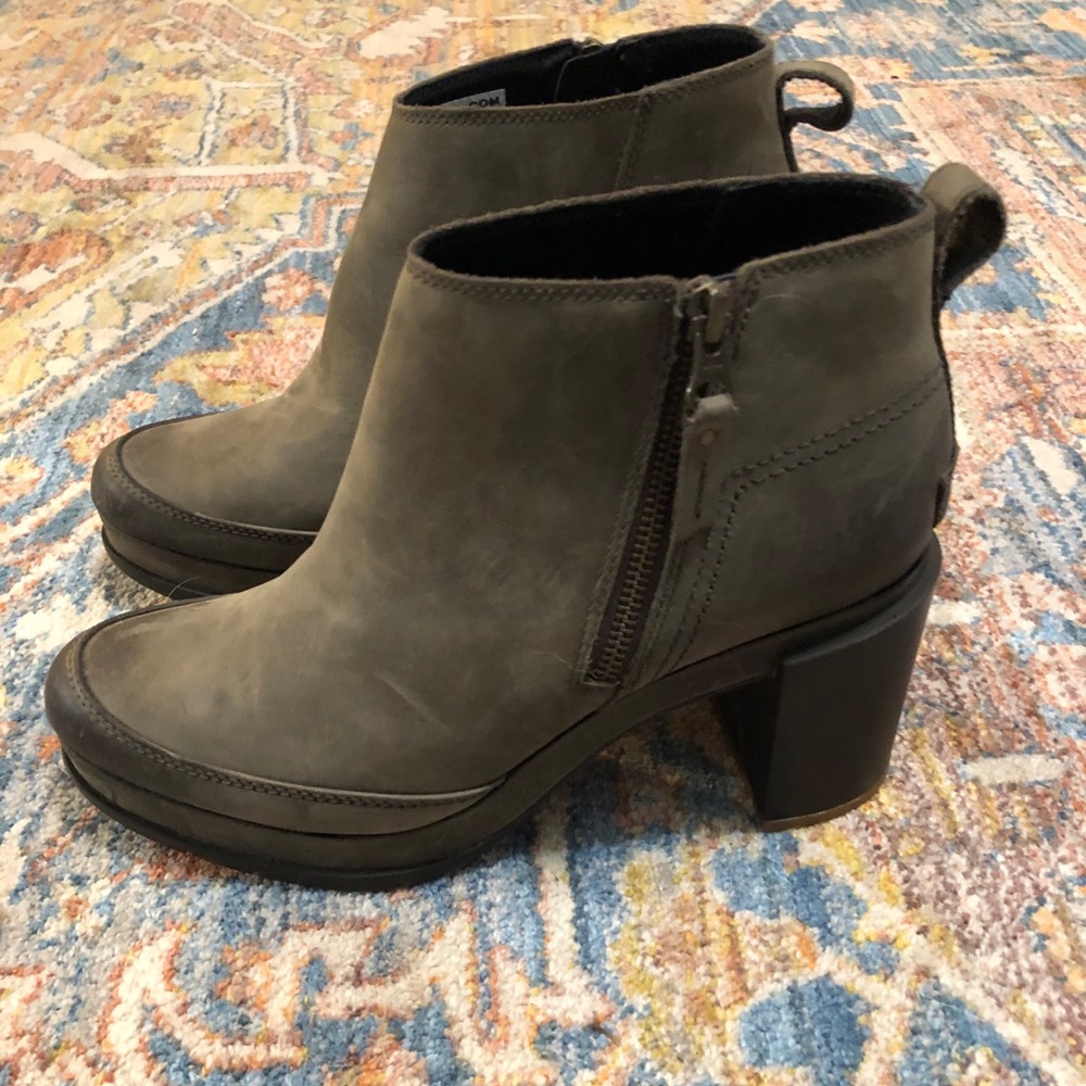 Sorel block heal booties